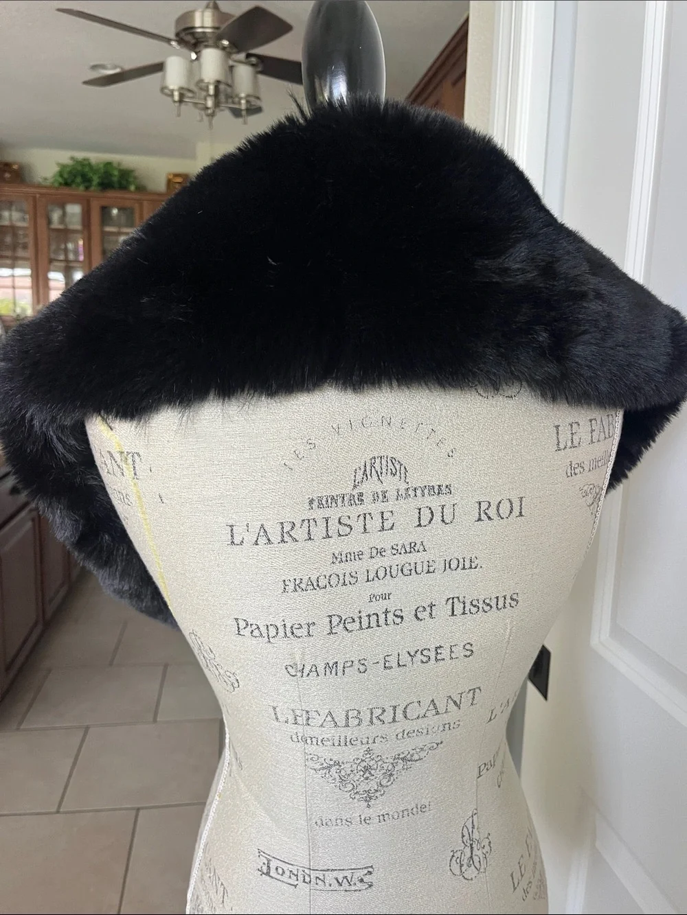 Beautiful black faux fur collar, scarf shoulder wrap 40